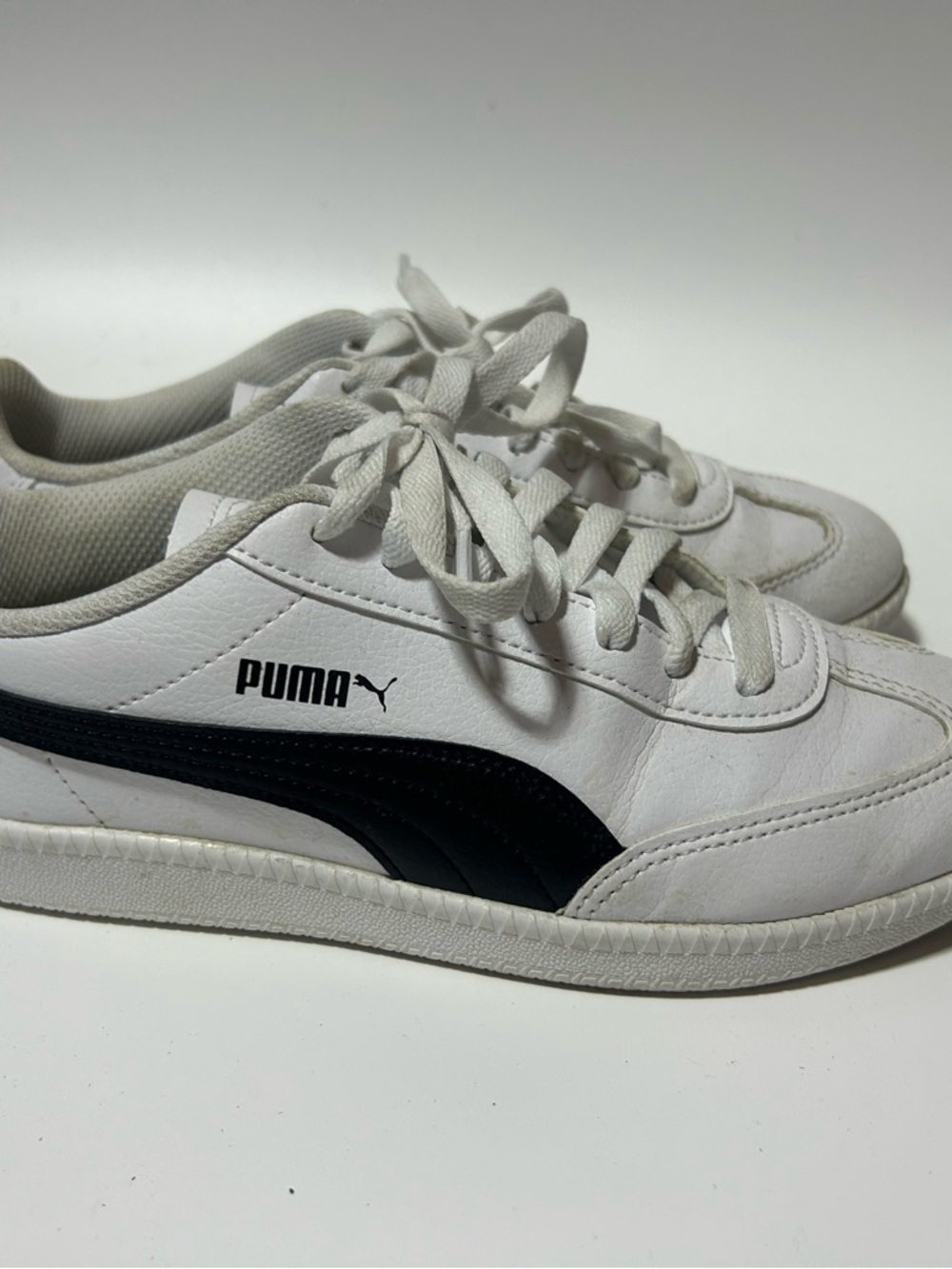 Puma White Sneakers with Black Formstrip and Logo